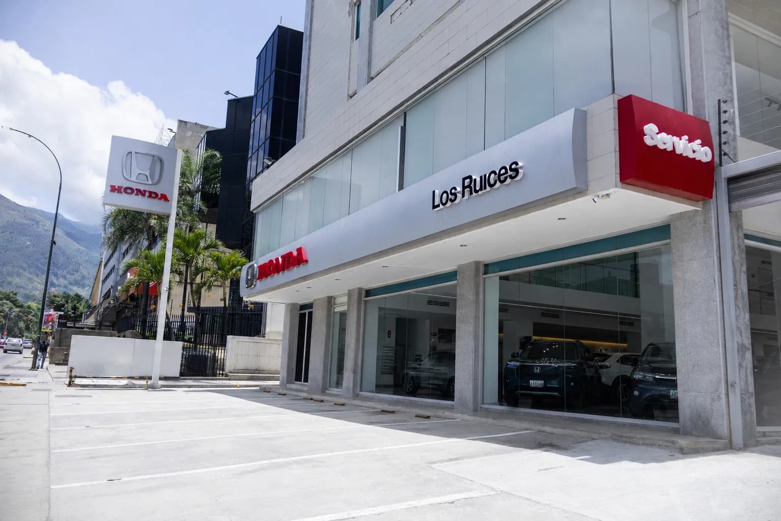 Fachada del concesionario Honda Los Ruices
