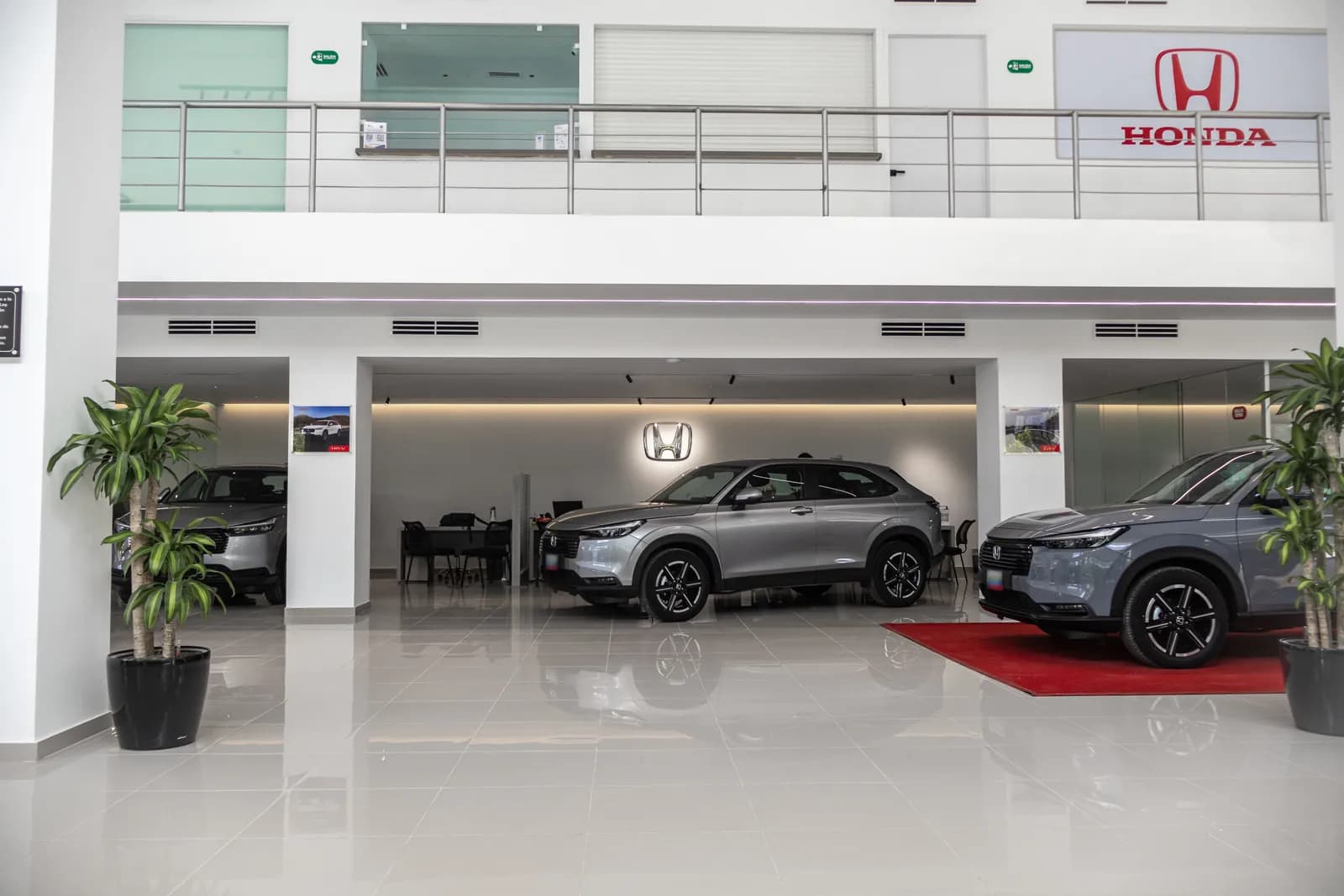 Interior del showroom Honda Los Ruices